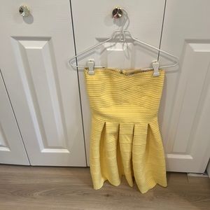 Adorable yellow strapless dress
